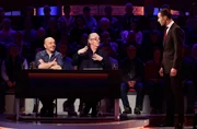 Moderator Kai Pflaume (r) mit Rateteam-Kapitän Bernhard Hoëcker (l.) und dem Komiker und Musiker Mike Krüger (M.). Moderator Kai Pflaume (r) mit Rateteam-Kapitän Bernhard Hoëcker (l.) und dem Komiker und Musiker Mike Krüger (M.).