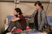 Während sich die Familie auf seine Entlassung aus dem Krankenhaus freut, hat Albert (Alessio Hirschkorn, li.) Alpträume und kann das Geschehene nicht verwinden. Eva (Lucie Muhr, re.) versucht, zu trösten. Während sich die Familie auf seine Entlassung aus dem Krankenhaus freut, hat Albert (Alessio Hirschkorn, li.) Alpträume und kann das Geschehene nicht verwinden. Eva (Lucie Muhr, re.) versucht, zu trösten.