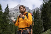 Auf der Suche nach einer verletzten Person hält Markus (Sebastian Ströbel) Rücksprache mit seinen Kollegen. Auf der Suche nach einer verletzten Person hält Markus (Sebastian Ströbel) Rücksprache mit seinen Kollegen.