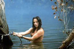 Terri Flores (Jennifer Lopez) sp&uuml;rt, dass im Flussgebiet eine Gefahr lauert, die sie und ihre Filmcrew bedroht.