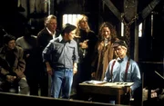 Auf dem Gel&auml;nde, auf dem die Farmer ihre Erzeugnisse verkaufen, soll ein Kunstzentrum entstehen. Ein Tomatenproduzent namens Stepnowski (John Ellison Conlee, r.) widersetzt sich allerdings den Umzugspl&auml;nen. Mike (Michael J. Fox, M.) versucht, ihn zu &uuml;berzeugen.