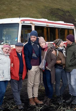 Ausfl&uuml;gler auf der Vulkaninsel (v. l. n. r.): das &bdquo;alte&ldquo; Ehepaar Sieglinde (Ramona Kunze-Libnow) und Gerhardt Kresters (Hans-Joachim Heist), die heimlich Verlobten Claudia (Ann-Kathrin Kramer) und Alex (Ferdinand Seebacher) sowie die &bdquo;Frischverliebten&ldquo; Nina (Julia Sch&auml;fle) und Patrick (Ben Blaskovic).