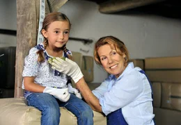 Franziska (Gaby Dohm) k&uuml;mmert sich um die kleine Marie (Mona-Leen Schuller).