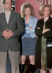 Monk (Tony Shalhoub, l.) begleitet Sharona (Bitty Schram, M.) zum Flughafen – in der irrigen Annahme, sie würden dort Sharonas Tante Minn (Robin Duke, r.) abholen. Monk (Tony Shalhoub, l.) begleitet Sharona (Bitty Schram, M.) zum Flughafen – in der irrigen Annahme, sie würden dort Sharonas Tante Minn (Robin Duke, r.) abholen.