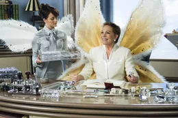 Lily (Julie Andrews) sitzt fest im Sattel in der F&uuml;hrungsposition der Zahnfee-Dynastie. Keine Fee spreizt ihre Fl&uuml;gel, kein R&auml;dchen im riesigen Zahnrad des Konzerns dreht sich ohne ihr Mitwissen.