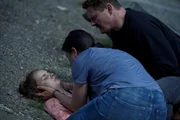 Elsa (Paula Hartmann, l.) kippt pl&ouml;tzlich um und ist nicht mehr ansprechbar. Vera (Eva Meckbach, M.) und Alex (Shenja Lacher, r.) machen sich gro&szlig;e Sorgen. Was haben die Entf&uuml;hrer mit ihrer Tochter gemacht?