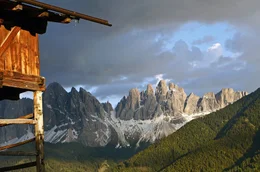 Blick auf die Geislergruppe in den Dolomiten.