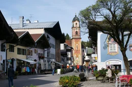 Im historischen Ortskern von Mittenwald; im Hintergrund die Kirche St. Peter und Paul.