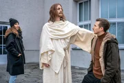 Ein Patient, der sich für Jesus von Nazareth hält (Joseph Bundschuh, M.) gibt Moritz Brenner (Johannes Hendrik Langer, r.) und Kim Nowak (Amy Mußul, l.) einen entscheidenden Hinweis. Doch zunächst muss sich Moritz der Frage nach Gott stellen. Ein Patient, der sich für Jesus von Nazareth hält (Joseph Bundschuh, M.) gibt Moritz Brenner (Johannes Hendrik Langer, r.) und Kim Nowak (Amy Mußul, l.) einen entscheidenden Hinweis. Doch zunächst muss sich Moritz der Frage nach Gott stellen.
