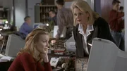 Liz Bradley (Ann Jillian, r.) schickaniert ihre Schwester Lauren (Marcia Cross) bei der Arbeit. Liz Bradley (Ann Jillian, r.) schickaniert ihre Schwester Lauren (Marcia Cross) bei der Arbeit.