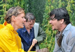 Karl (Fritz Karl, re.) hilft Leni (Anna Schudt) und Lazlo (Adam Markiewicz), die w&auml;hrend einem Unwetter die Hopfenpflanzen vert&auml;uen m&uuml;ssen.