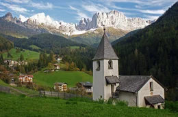 Blick auf Tiers am Rosengarten; im Vordergrund die Kirche St. Zyprian.
