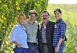 Karl Singhammer (Fritz Karl, 2.v.li.) ist zu seinem Vater Josef (Elmar Wepper) und seiner Mutter Franziska (Gaby Dohm, li.) zur&uuml;ck gekommen. In der jungen Sophie (Christina Hecke) findet er eine t&uuml;chtige Hopfenb&auml;uerin.