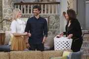 Was wird Bobbys (Christopher Gorham, M.) Mutter Teresa (Nora Dunn, r.) zu Caroline (Beth Behrs, l.), der neuen Freundin ihres geliebten Sohnes, sagen? Was wird Bobbys (Christopher Gorham, M.) Mutter Teresa (Nora Dunn, r.) zu Caroline (Beth Behrs, l.), der neuen Freundin ihres geliebten Sohnes, sagen?