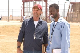 Wollen mit den sadistischen W&auml;rtern abrechnen: Nate (Burt Reynolds, l.) und Caretaker (Chris Rock, r.) ...