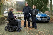 In mehr als 400 Folgen Gro&szlig;stadtrevier sorgte Jan Fedder als Polizeioberkommissar Dirk Matthies f&uuml;r Recht und Ordnung auf dem Kiez - immer mit einem gro&szlig;en Herz f&uuml;r die Schw&auml;cheren. Mit zwei ausgew&auml;hlten Folgen des Gro&szlig;stadtreviers gedenkt das Erste Jan Fedder auf "seinem" Sendeplatz: "Gro&szlig;stadtrevier: Ausnahmezustand" (Folge 405) am Montag, 20.01.20 um 18:50 Uhr. Foto: Pfarrer Blohm (Samuel Koch, l.) hat einen Diebstahl aus der Kollekte gemeldet. Doch als Piet Wellbrook (Peter Fieseler, M.) und Nina Sieveking (Wanda Perdelwitz, r.) den Fall aufnehmen wollen, behauptet der Pfarrer, alles sei ein Irrtum gewesen.