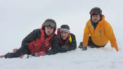 Ein Teammitglied ist in eine Spalte im Eis abgerutscht. Sofort machen sich Simon (Ferdinand Seebacher, l.), Rudi (Michael Pascher, M.) und Markus (Sebastian Ströbel, r.) an die Rettung. Ein Teammitglied ist in eine Spalte im Eis abgerutscht. Sofort machen sich Simon (Ferdinand Seebacher, l.), Rudi (Michael Pascher, M.) und Markus (Sebastian Ströbel, r.) an die Rettung.
