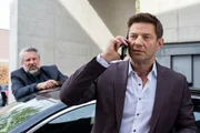 W&auml;hrend die Kommissare Stadler (Dieter Fischer, l.) und Hansen (Igor Jeftić, r.) ermitteln, werden sie von Frau Stockl telefonisch &uuml;ber die neuesten Entwicklungen im Fall informiert.