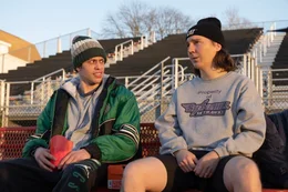 Kevin (Pete Davidson, l.) kann nur wenig mit dem YouTube-Kanal seines Bruders Keith (Paul Dano, r.) anfangen und macht sich gerne dar&uuml;ber lustig.