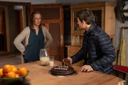 Dass Lorenz (Steffen Groth) sich auff&uuml;hrt, als w&auml;re er bei ihr daheim, ist Emilie (Stefanie von Poser) gar nicht recht.