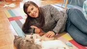 Anne bei der Katzenmama mit den Katzenbabys. Erst im Alter von neun Wochen können Britisch Kurzhaarkatzen in ein neues Zuhause. Anne bei der Katzenmama mit den Katzenbabys. Erst im Alter von neun Wochen können Britisch Kurzhaarkatzen in ein neues Zuhause.