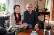 Yoko (Akiko Hitomi, l.) und Dietmar Ohlsen (Axel Gottschick, r.) sind ein nettes, älteres Ehepaar - stimmig sind ihre Aussagen jedoch nicht. Yoko (Akiko Hitomi, l.) und Dietmar Ohlsen (Axel Gottschick, r.) sind ein nettes, älteres Ehepaar - stimmig sind ihre Aussagen jedoch nicht.