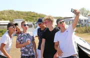 Bitte l&auml;cheln &ndash; mit Sonnenbrille und Mundschutz erkennt niemand Ruben, Alex, Luke, Mark und Jeppe.