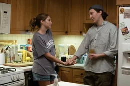 Caroline (Shailene Woodley, l.) unterst&uuml;tzt ihren Mann Keith (Paul Dano, r.) bei seiner Entscheidung, seine Aktien trotz seiner gro&szlig;en Gewinne nicht direkt zu verkaufen.