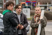 Der Klimaaktivist Finn Berger (Louie Betton, M.) protestiert mit seinen Freunden Daniel (Malik Blumenthal, l.) und Elli (Louise Sophie Arnold) vor einem Autohaus. Der Klimaaktivist Finn Berger (Louie Betton, M.) protestiert mit seinen Freunden Daniel (Malik Blumenthal, l.) und Elli (Louise Sophie Arnold) vor einem Autohaus.
