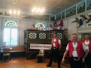 Typisch Appenzell: Geigenstuhl f&uuml;r die Musik.
