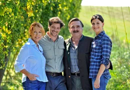 Karl Singhammer (Fritz Karl, 2.v.li.) ist zu seinem Vater Josef (Elmar Wepper) und seiner Mutter Franziska (Gaby Dohm, li.) zur&uuml;ck gekommen. In der jungen Sophie (Christina Hecke) findet er eine t&uuml;chtige Hopfenb&auml;uerin.