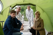 Mammutaufgabe: W&auml;hrend eines Polizeieinsatzes in einem Zeltlager einer Umweltschutzgruppe wird ein Aktivist erstochen aufgefunden. Martina Seiffert (Astrid M. F&uuml;nderich, r.), Jo Stoll (Peter Ketnath, l.), Dr. Benedikt F&ouml;rster (Florian W&uuml;nsche, 2.v.l.) und Jan Arnaud (Mike Zaka Sommerfeldt, 2.v.r.) wird bewusst, dass durch das Chaos w&auml;hrend der Demonstration die Spurenauswertung am Tatort und Rekonstruktion des Tatablaufs quasi unm&ouml;glich ist.