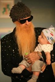 Angelas Vater, der bärtige Bluessänger Billy F. Gibbons (spielt sich selbst), ist zu Besuch, um Zeit mit seinem Enkel Michael zu verbringen. Angelas Vater, der bärtige Bluessänger Billy F. Gibbons (spielt sich selbst), ist zu Besuch, um Zeit mit seinem Enkel Michael zu verbringen.