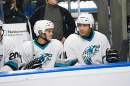 Teamkollege Mick Donnelly (Ryan Sheckler, l.), ein aufstrebender Hockeyspieler, hat absolut keine Ahnung, dass sein Teamkollege Derek (Dwayne Johnson, r.) nebenbei auch als Zahnfee unterwegs ist.