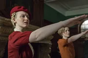 Unity Mitford (Charlotte Merriam), Tochter einer britischen Adelsfamilie, schw&auml;rmt f&uuml;r Adolf Hitler. Genau wie ihre &auml;ltere Schwester Diana geh&ouml;rt sie zu der wachsenden Gruppe von Briten, die sich in den 1930er Jahren f&uuml;r den Faschismus begeistern &ndash; im Gegensatz zu ihrer j&uuml;ngeren Schwester Jessica, die eine &uuml;berzeugte Kommunistin ist.