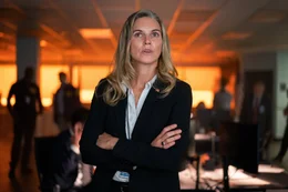 Agentin Lawrence (Kate Drummond) will mit allen Mitteln einen Anschlag auf die venezolanische Botschaft verhindern.