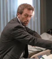 Ein Wettlauf gegen die Zeit beginnt: Dr. Gregory House (Hugh Laurie) muss so schnell wie m&ouml;glich die Ursache f&uuml;r den Schlaganfall der Fotografin Emma Sloan herausfinden ...