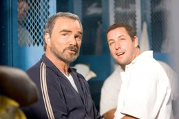 Vor einigen Jahren war Paul Crewe (Adam Sandler, r.) noch ein gro&szlig;er Star, ein Quarterback im amerikanischen Profifootball. Jetzt hockt er zusammen mit dem ehemaligen Trainer Nate Scarborough (Burt Reynolds, l.) im Knast. Da erhalten beide die Chance, aus den Gefangenen ein Footballteam zu rekrutieren, das gegen eine Mannschaft der W&auml;rter antreten soll ...