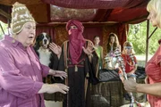 Ein Tuareg (Guido Hammesfahr, M.) möchte Herrn Paschulke (Helmut Krauss, l.) die Augen öffnen. Auch der Tuareg preist Wundersamen an. Ein Tuareg (Guido Hammesfahr, M.) möchte Herrn Paschulke (Helmut Krauss, l.) die Augen öffnen. Auch der Tuareg preist Wundersamen an.