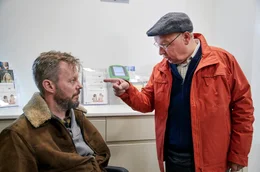Gerhardt (Hans-Joachim Heist, re.) redet Gunnar (Gunnar Hansson) ins Gewissen, sich mit seinem Sohn auszus&ouml;hnen.