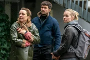 Sibylle Berger (Regine Zimmermann, l.) hofft, von Alexander (Aleksandar Radenković) beruhigende Nachrichten über ihren verschwundenen Sohn zu bekommen – wie auch Klimaaktivistin Elli (Louise Arnold, r.), die Freundin des Vermissten. Sibylle Berger (Regine Zimmermann, l.) hofft, von Alexander (Aleksandar Radenković) beruhigende Nachrichten über ihren verschwundenen Sohn zu bekommen – wie auch Klimaaktivistin Elli (Louise Arnold, r.), die Freundin des Vermissten.