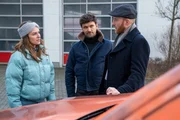 Autohausbesitzer Jens Ehrenberg (Lukas Turtur, r.) beschwert sich bei Lucy (Josephin Busch) und Alexander (Aleksandar Radenković, M.) über Randalierer, die letzte Nacht seine Autos besprüht hätten. Autohausbesitzer Jens Ehrenberg (Lukas Turtur, r.) beschwert sich bei Lucy (Josephin Busch) und Alexander (Aleksandar Radenković, M.) über Randalierer, die letzte Nacht seine Autos besprüht hätten.