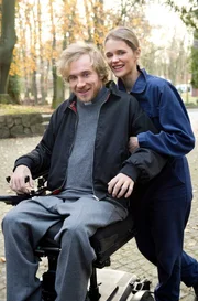 Das Ehepaar Sarah Elena und Samuel Koch in Episoden-Hauptrollen beim Gro&szlig;stadtrevier. Samuel Koch spielt Pfarrer Blohm, seine Frau Sarah Elena die des Diebstahls Verd&auml;chtige Anna M&uuml;llersch&ouml;n.