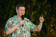 Moderator und Stand-up-Comedian Till Reiners begr&uuml;&szlig;t seine G&auml;ste beim Finale des diesj&auml;hrigen &bdquo;ZDF Comedy Sommer&ldquo;.