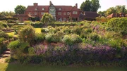 England gilt für Gartenliebhaber als das Reiseland schlechthin. Nach der Ankunft mit der Fähre an den weißen Kreidefelsen von Dover geht es nach Great Dixter, DER Experimentierfläche des 2006 verstorbenen Gartenschriftstellers Christopher Lloyd. Bis heute ist seine ungezwungene Art Pflanzen einzusetzen ein Vorbild für viele Gartenplaner. Nicht nur in England. England gilt für Gartenliebhaber als das Reiseland schlechthin. Nach der Ankunft mit der Fähre an den weißen Kreidefelsen von Dover geht es nach Great Dixter, DER Experimentierfläche des 2006 verstorbenen Gartenschriftstellers Christopher Lloyd. Bis heute ist seine ungezwungene Art Pflanzen einzusetzen ein Vorbild für viele Gartenplaner. Nicht nur in England.
