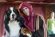 Fritz Fuchs (Guido Hammesfahr) versucht sein Glück als Tuareg. In dieser Verkleidung will er die Bärstädter von einem schweren Fehler abhalten. Fritz Fuchs (Guido Hammesfahr) versucht sein Glück als Tuareg. In dieser Verkleidung will er die Bärstädter von einem schweren Fehler abhalten.