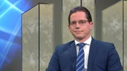Ein gesundes Herz ist die Grundlage für ein langes und vitales Leben. Doch es ist auch ein sensibles Organ, das auf Stress und ungesunde Gewohnheiten reagiert. Herz-Kreislauf-Erkrankungen zählen in Österreich zu den häufigsten Todesursachen. Daher ist es essenziell, das Herz zu pflegen - wie hält man sein Herz also gesund? Welche Warnsignale sollte man ernst nehmen? Und welchen Einfluss haben Ernährung, Bewegung und Lebensstil wirklich? Diese Fragen diskutiert Prof. Meryn im Sprechzimmer gemeinsam mit seinen Gästen. Im Bild: Martin Andreas. Ein gesundes Herz ist die Grundlage für ein langes und vitales Leben. Doch es ist auch ein sensibles Organ, das auf Stress und ungesunde Gewohnheiten reagiert. Herz-Kreislauf-Erkrankungen zählen in Österreich zu den häufigsten Todesursachen. Daher ist es essenziell, das Herz zu pflegen - wie hält man sein Herz also gesund? Welche Warnsignale sollte man ernst nehmen? Und welchen Einfluss haben Ernährung, Bewegung und Lebensstil wirklich? Diese Fragen diskutiert Prof. Meryn im Sprechzimmer gemeinsam mit seinen Gästen. Im Bild: Martin Andreas.