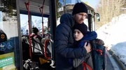 Elias (Finlay Hartinger, r.) möchte nicht mit in die USA umziehen, sondern bei seinem Papa Bastian (Tommy Schlesser, l.) bleiben. Elias (Finlay Hartinger, r.) möchte nicht mit in die USA umziehen, sondern bei seinem Papa Bastian (Tommy Schlesser, l.) bleiben.