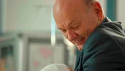 Als Gerd (Ulrich Gebauer) sein neues Enkelkind in den Armen halten darf, wird er von Gef&uuml;hlen &uuml;berw&auml;ltigt und macht sich ein Versprechen.