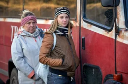 Ramona Kunze-Libnow (Sieglinde), Julia Sch&auml;fle (Nina).